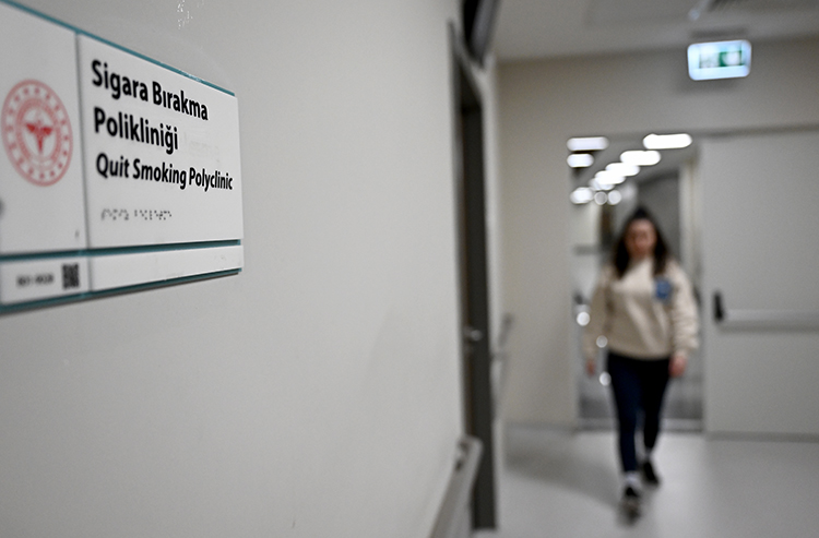 Sağlık Bakanlığının 7 gün 24 saat canlı destek hizmeti veren