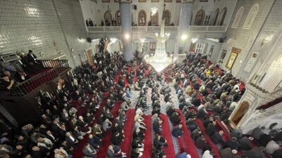 Ramazan Bayramı'nın ilk günü vatandaşlar bayram namazında camilere akın etti,