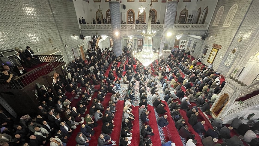 Ramazan Bayramı'nın ilk günü vatandaşlar bayram namazında camilere akın etti,