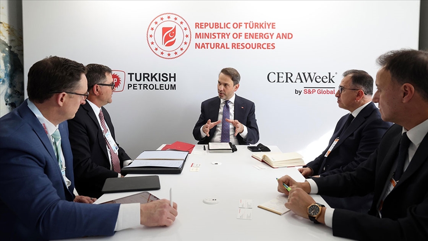 Enerji ve Tabii Kaynaklar Bakanı Bayraktar, Petronas Üst Yöneticisi Tengku