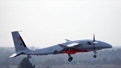 Baykar tarafından geliştirilen Bayraktar AKINCI Taarruzi İnsansız Hava Aracı (TİHA),