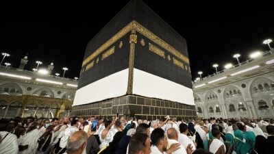 Hac ibadetini yerine getirmek üzere kutsal topraklarda bulunan yaklaşık 2