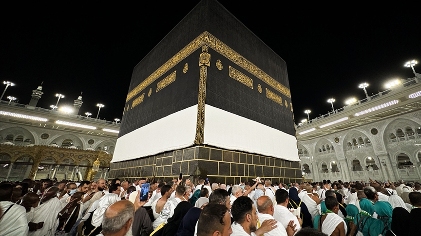Hac ibadetini yerine getirmek üzere kutsal topraklarda bulunan yaklaşık 2