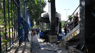 Ankara'nın Keçiören ilçesinde belediye otobüsünün karıştığı zincirleme trafik kazasında ilk