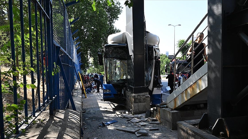Ankara'nın Keçiören ilçesinde belediye otobüsünün karıştığı zincirleme trafik kazasında ilk
