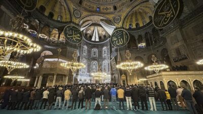 Son peygamber Hazreti Muhammed'in doğum günü olan Mevlit Kandili, bugün