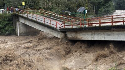 Rize'de sağanak nedeniyle derelerin su seviyeleri yükseldi, bazı yerlerde heyelanlar