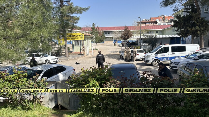 Şanlıurfa Valisi Hasan Şıldak, Siverek ilçesindeki eski okuluna silahlı şekilde