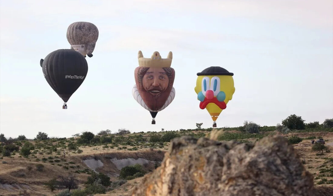 Nevşehir'de bu yıl yedincisi düzenlenen "Kapadokya Balon Festivali", Türkiye'nin yanı