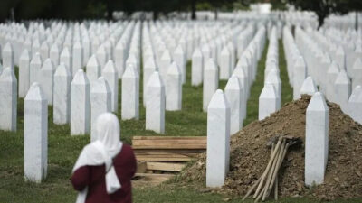 Bosna Hersek'in doğusundaki Srebrenitsa'da 1995'te Sırplar tarafından yapılan soykırımda katledilen
