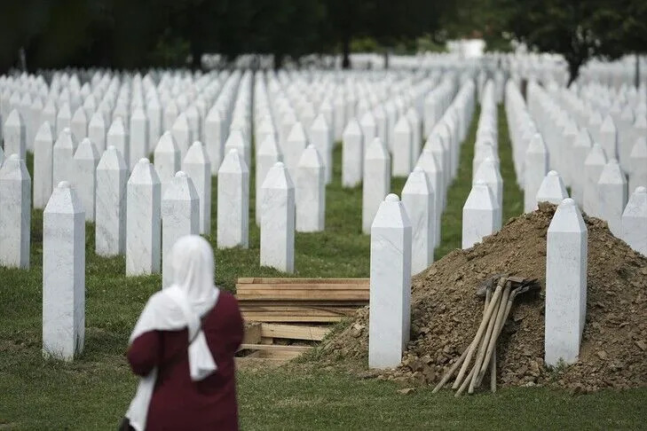Bosna Hersek'in doğusundaki Srebrenitsa'da 1995'te Sırplar tarafından yapılan soykırımda katledilen