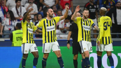 Fenerbahçe, UEFA Şampiyonlar Ligi play-off turu rövanşında Olimpik Lyon'u deplasmanda