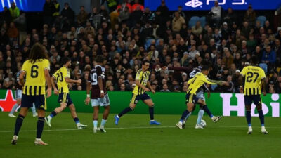 Fenerbahçe, UEFA Şampiyonlar Ligi'nde deplasmanda Aston Villa'ya 6-0 yenildi.

